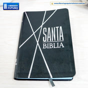 Biblia Negra, mediana, símil piel con letra pequeña